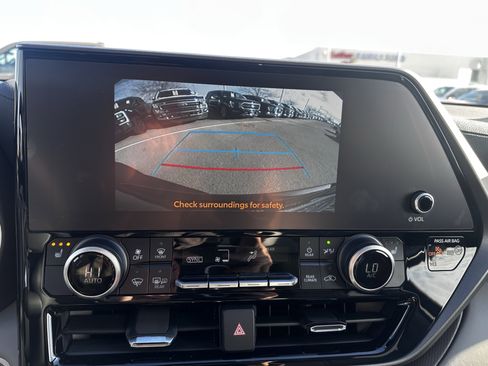 Used 2024 Toyota Highlander XLE image 23