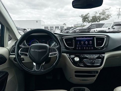 Used 2020 Chrysler Pacifica Touring-L w/ Advanced Safetytec Group FWD image 25
