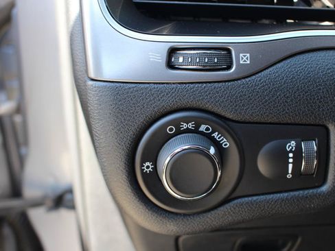 Used 2020 Jeep Cherokee Latitude FWD image 17