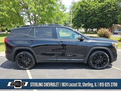 Used 2022 GMC Terrain SLT w/ Infotainment Package II AWD/4WD image 2