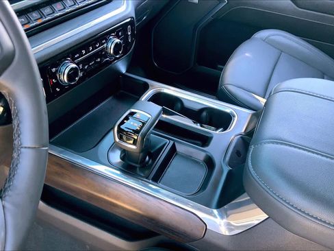 Used 2024 GMC Sierra 1500 SLT image 16