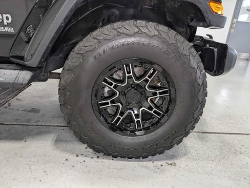 Used 2018 Jeep Wrangler Unlimited Sahara AWD/4WD image 3