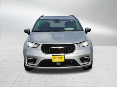 Used 2023 Chrysler Pacifica Limited image 2