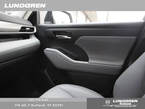 Used 2022 Toyota Highlander XLE image 29