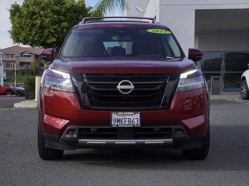 Used 2024 Nissan Pathfinder SL w/ Black Appearance Package image 8