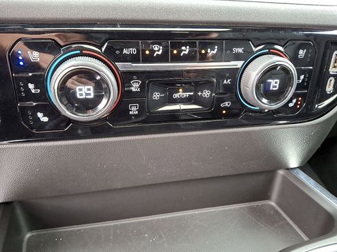 Used 2022 Chevrolet Silverado 1500 High Country w/ High Country Premium Package AWD/4WD image 19
