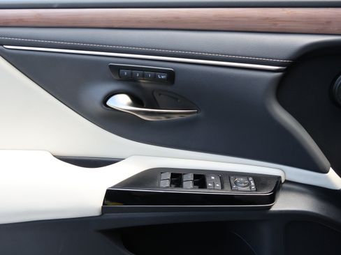 Used 2025 Lexus ES 300h w/ Premium Package FWD image 12