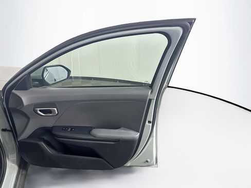 Used 2025 Kia K4 LXS image 32