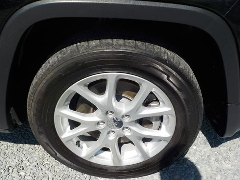Used 2017 Jeep Cherokee Sport FWD image 26