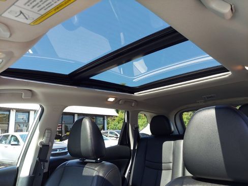 Used 2017 Nissan Rogue SL w/ SL Premium Package image 22