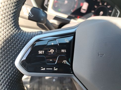 Certified 2024 Volkswagen Tiguan SEL R-Line image 17