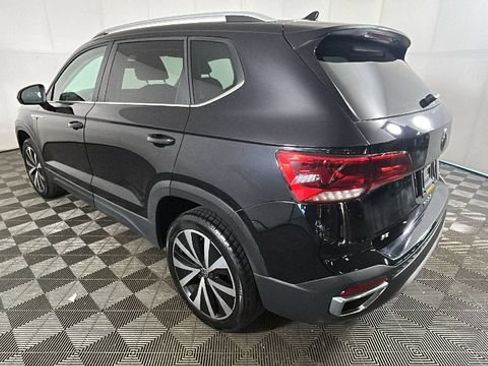 Used 2022 Volkswagen Taos SE FWD image 4
