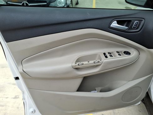 Used 2017 Ford Escape SE image 3