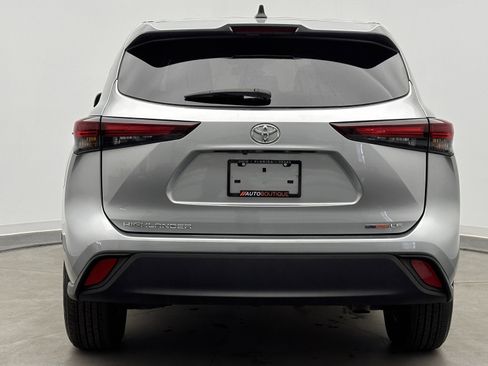Used 2024 Toyota Highlander LE image 6