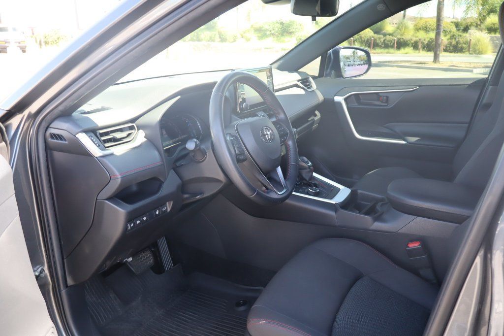 Used 2021 Toyota RAV4 SE w/ Weather & Moonroof Package AWD/4WD image 18