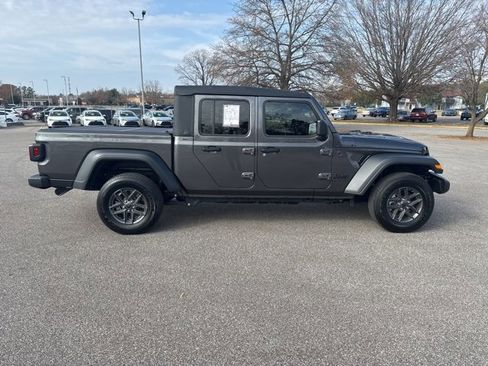 Used 2025 Jeep Gladiator Sport image 6