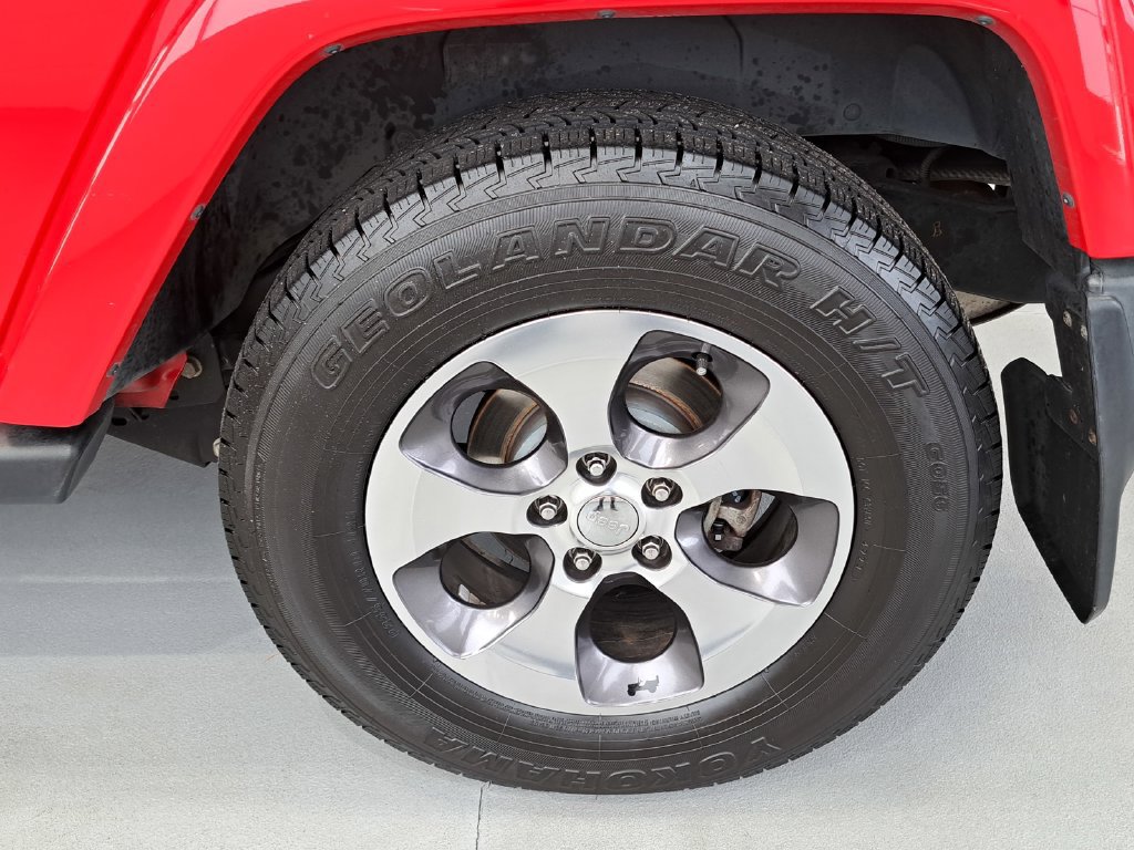 Used 2016 Jeep Wrangler Sahara w/ Connectivity Group AWD/4WD image 30