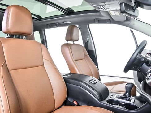 Used 2018 Toyota Highlander Limited Platinum FWD image 25