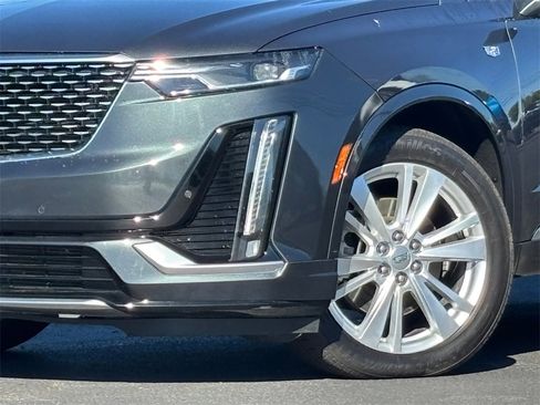 Used 2023 Cadillac XT6 Premium Luxury image 2