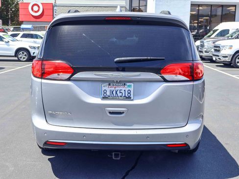 Used 2017 Chrysler Pacifica Touring-L w/ Tire & Wheel Group FWD image 22