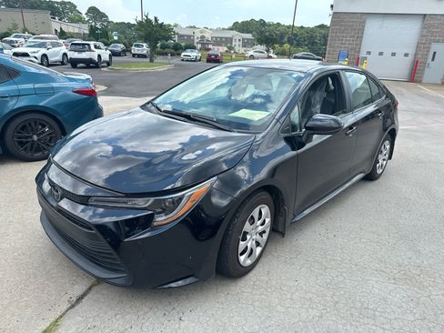 Used 2025 Toyota Corolla LE FWD image 2