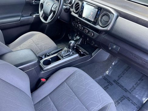 Used 2017 Toyota Tacoma TRD Off-Road w/ Tow Package (A/T) AWD/4WD image 32