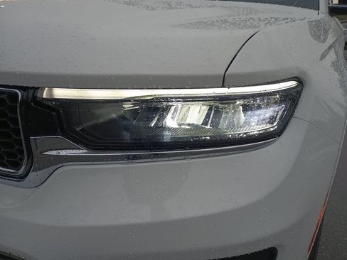 Used 2023 Jeep Grand Cherokee Overland w/ Luxury Tech Group IV AWD/4WD image 15