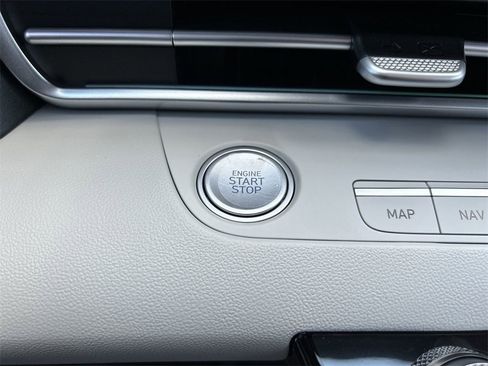 New 2025 Hyundai Elantra Limited image 31