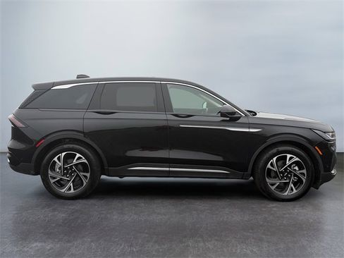 Used 2024 Lincoln Nautilus Premier w/ Equipment Group 102A image 6