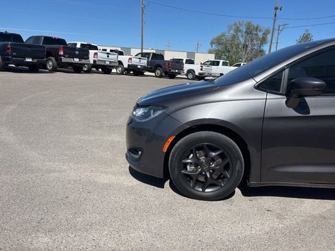 Used 2020 Chrysler Pacifica Touring-L w/ S Appearance Package FWD image 5