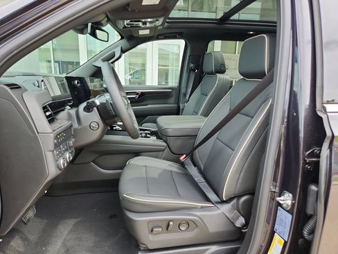 New 2026 Chevrolet Suburban Premier w/ Sun And Tow Package AWD/4WD image 12