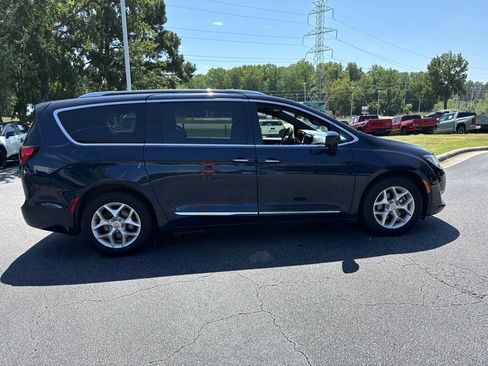 Used 2020 Chrysler Pacifica Touring-L FWD image 6