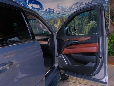 Used 2019 Cadillac Escalade Luxury image 32