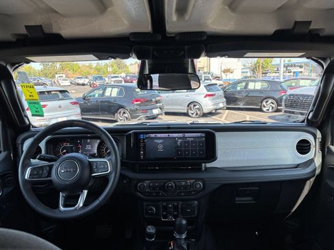 Used 2025 Jeep Wrangler Unlimited Sahara AWD/4WD image 33