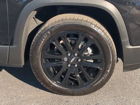 Used 2023 GMC Acadia SLE w/ Driver Convenience Package image 11