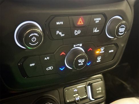 Used 2021 Jeep Renegade Limited w/ Sun & Sound Group image 18