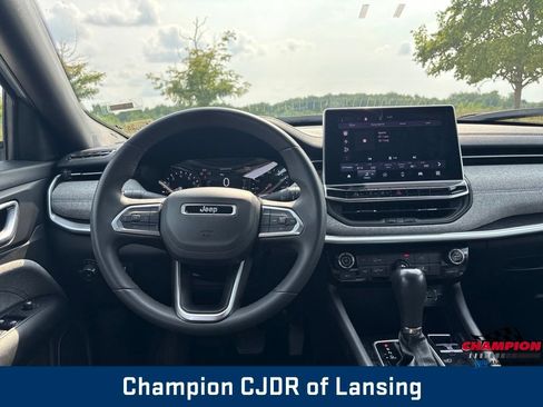 Used 2024 Jeep Compass Latitude AWD/4WD image 2