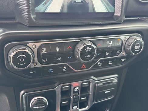 Used 2021 Jeep Wrangler Unlimited Sahara w/ Cold Weather Group AWD/4WD image 28