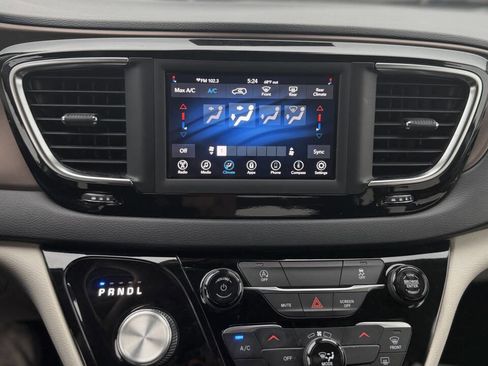 Used 2020 Chrysler Voyager Lxi FWD image 15