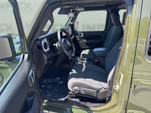 Used 2024 Jeep Wrangler Unlimited w/ Convenience Group AWD/4WD image 8