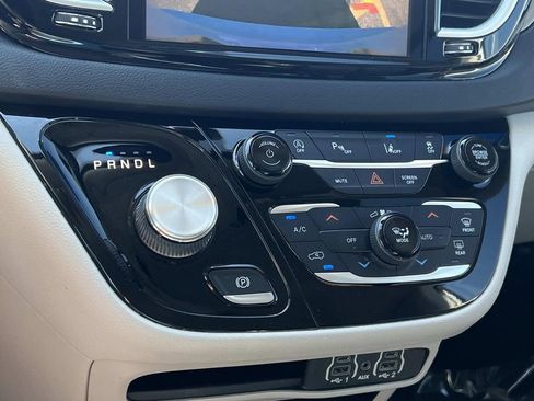 Used 2023 Chrysler Pacifica Touring-L FWD image 21