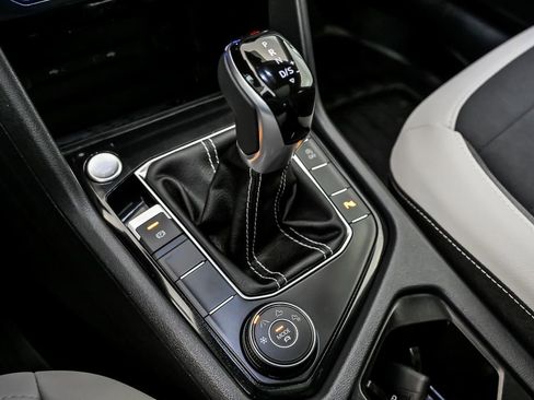 Used 2025 Volkswagen Taos SE w/ Panoramic Sunroof Package image 23