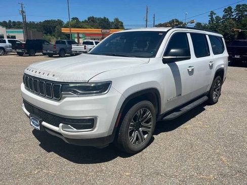 Used 2024 Jeep Wagoneer L Series II w/ Flexible Seating Group AWD/4WD image 2