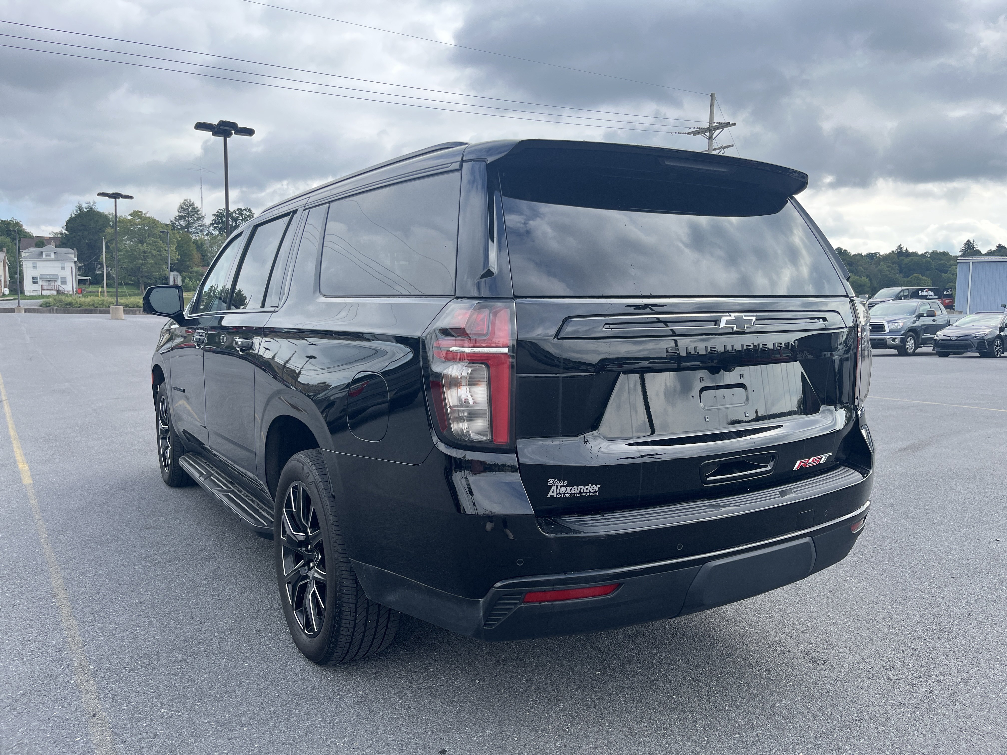 Used 2024 Chevrolet Suburban RST w/ Luxury Package AWD/4WD image 4