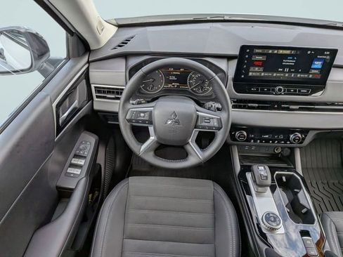 Used 2025 Mitsubishi Outlander AWD image 15