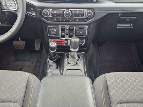 Used 2025 Jeep Gladiator Mojave w/ Technology Group AWD/4WD image 19