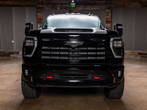 Used 2025 Chevrolet Silverado 2500 LTZ w/ LTZ Plus Package image 2