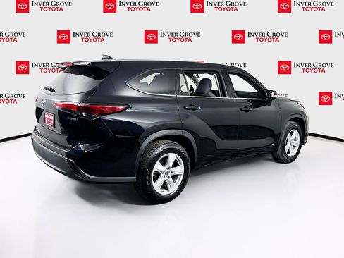 Used 2023 Toyota Highlander LE AWD/4WD image 5