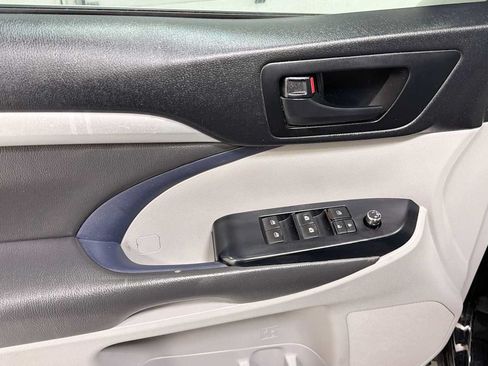 Certified 2018 Toyota Highlander LE FWD image 15