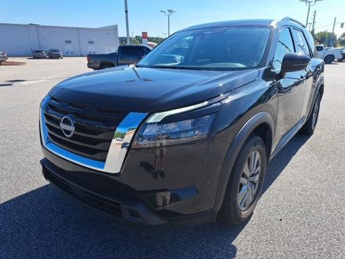 Used 2025 Nissan Pathfinder SV FWD image 2